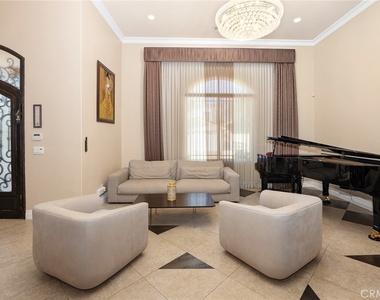 10610 Oak Tree Way - Photo Thumbnail 9