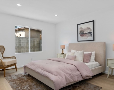 4747 Pixie Ave - Photo Thumbnail 7