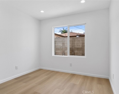 4747 Pixie Ave - Photo Thumbnail 6