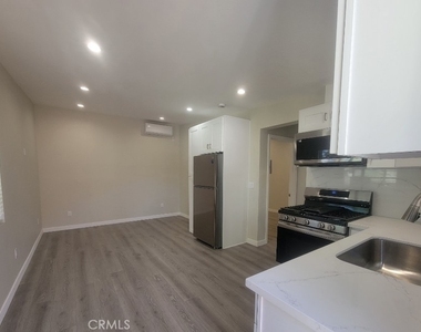 7735 Rhea Avenue - Photo Thumbnail 2