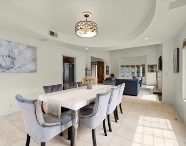 5029 Lemona Avenue - Photo Thumbnail 12