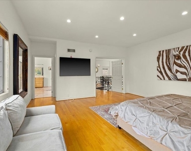 5029 Lemona Avenue - Photo Thumbnail 16