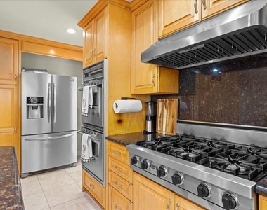 5029 Lemona Avenue - Photo Thumbnail 18