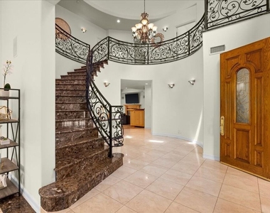 5029 Lemona Avenue - Photo Thumbnail 5