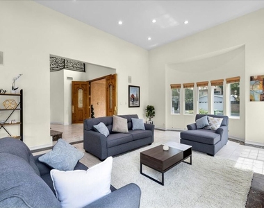 5029 Lemona Avenue - Photo Thumbnail 8