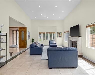5029 Lemona Avenue - Photo Thumbnail 9