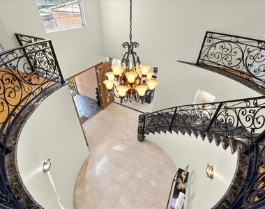 5029 Lemona Avenue - Photo Thumbnail 6