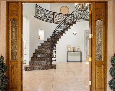 5029 Lemona Avenue - Photo Thumbnail 4