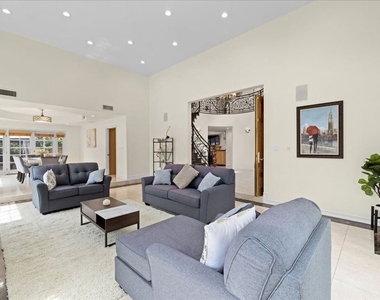 5029 Lemona Avenue - Photo Thumbnail 10