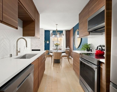 7300 Franklin Avenue - Photo Thumbnail 3