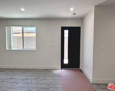 11512 Oxford Avenue - Photo Thumbnail 4