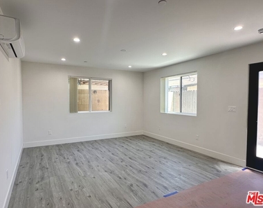11512 Oxford Avenue - Photo Thumbnail 3