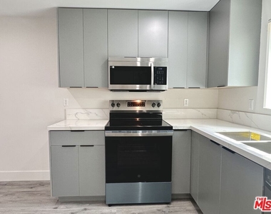 11512 Oxford Avenue - Photo Thumbnail 7