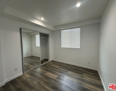869 Glenway Drive - Photo Thumbnail 5