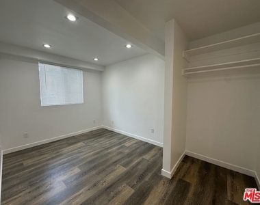 869 Glenway Drive - Photo Thumbnail 8