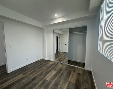 869 Glenway Drive - Photo Thumbnail 6