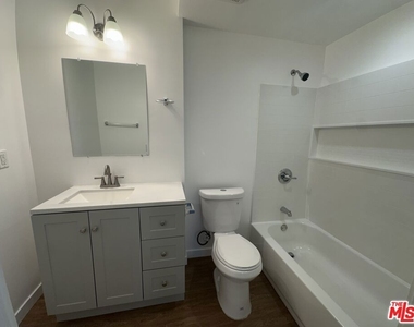869 Glenway Drive - Photo Thumbnail 10