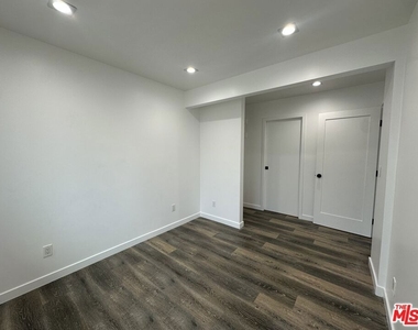 869 Glenway Drive - Photo Thumbnail 9
