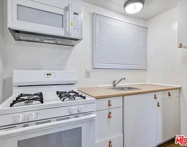 918 N Vista Street - Photo Thumbnail 4