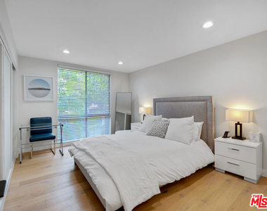 1134 Alta Loma Road - Photo Thumbnail 16