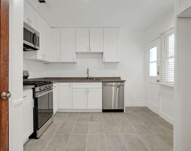 644 S Dunsmuir Avenue - Photo Thumbnail 3