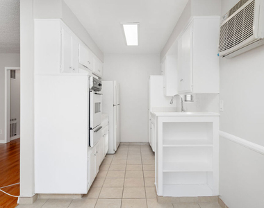 1023 N Laurel Avenue - Photo Thumbnail 5
