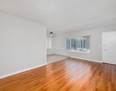 1023 N Laurel Avenue - Photo Thumbnail 2