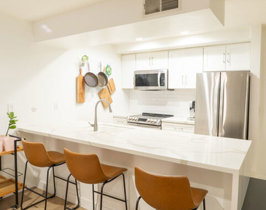 740 N Kings Road - Photo Thumbnail 5