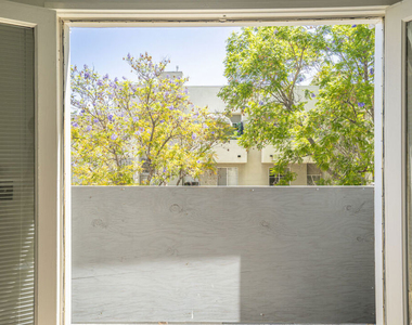 22705 Del Valle Street - Photo Thumbnail 10