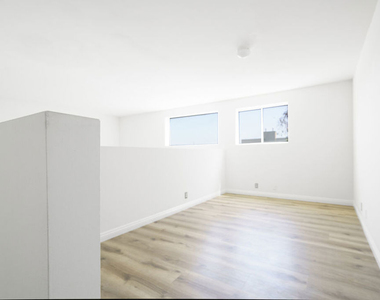 22705 Del Valle Street - Photo Thumbnail 7