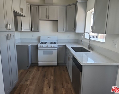 22705 Del Valle Street - Photo Thumbnail 11