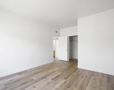22705 Del Valle Street - Photo Thumbnail 15