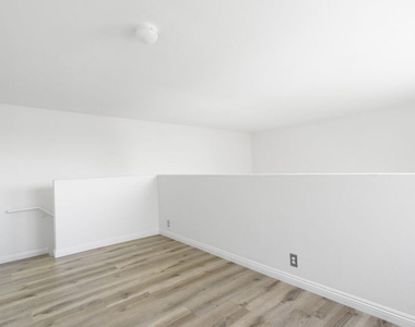22705 Del Valle Street - Photo Thumbnail 11
