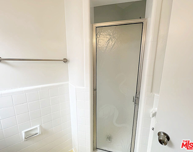 470 S Mariposa Avenue - Photo Thumbnail 11