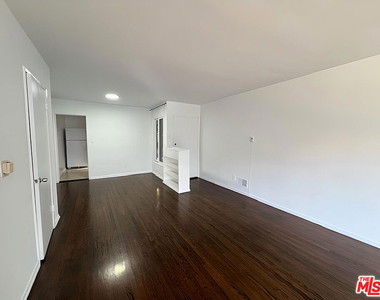 470 S Mariposa Avenue - Photo Thumbnail 2