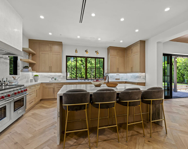 12527 Huston Street - Photo Thumbnail 8