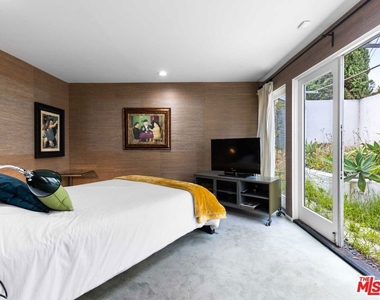 1885 Sunset Plaza Drive - Photo Thumbnail 11