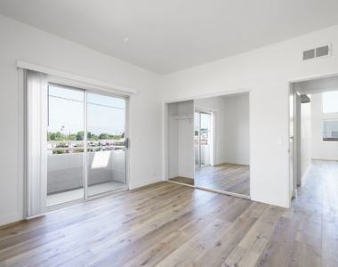 22705 Del Valle Street - Photo Thumbnail 9