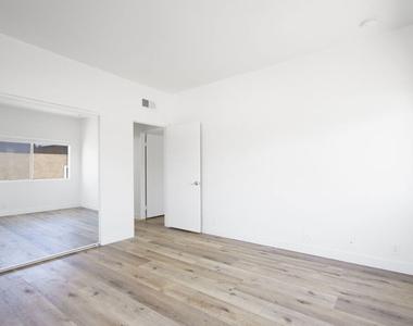 22705 Del Valle Street - Photo Thumbnail 10