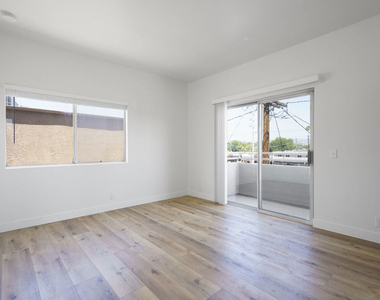 22705 Del Valle Street - Photo Thumbnail 8