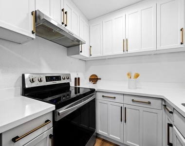 6735 Amherst - Photo Thumbnail 9