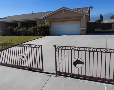 1523 Bryan Street - Photo Thumbnail 3