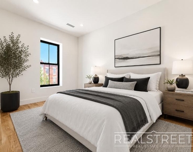 10 Marconi Pl - Photo Thumbnail 2