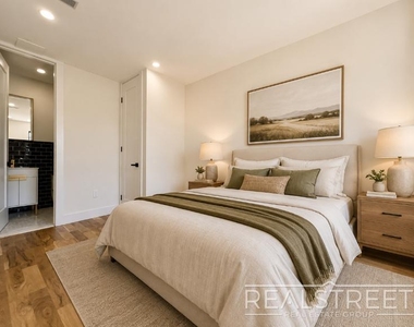 10 Marconi Pl - Photo Thumbnail 4
