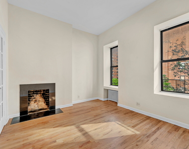 Second Avenue - Photo Thumbnail 3