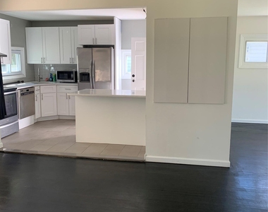 402 Leslie Lane - Photo Thumbnail 4