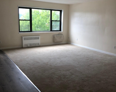 222 North Broadway - Photo Thumbnail 1