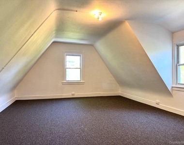 560 Taxter Road - Photo Thumbnail 27