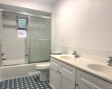 560 Taxter Road - Photo Thumbnail 25