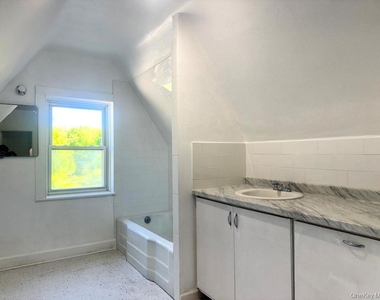 560 Taxter Road - Photo Thumbnail 30